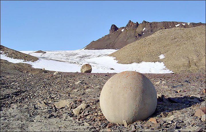 Des sphères de pierre géantes